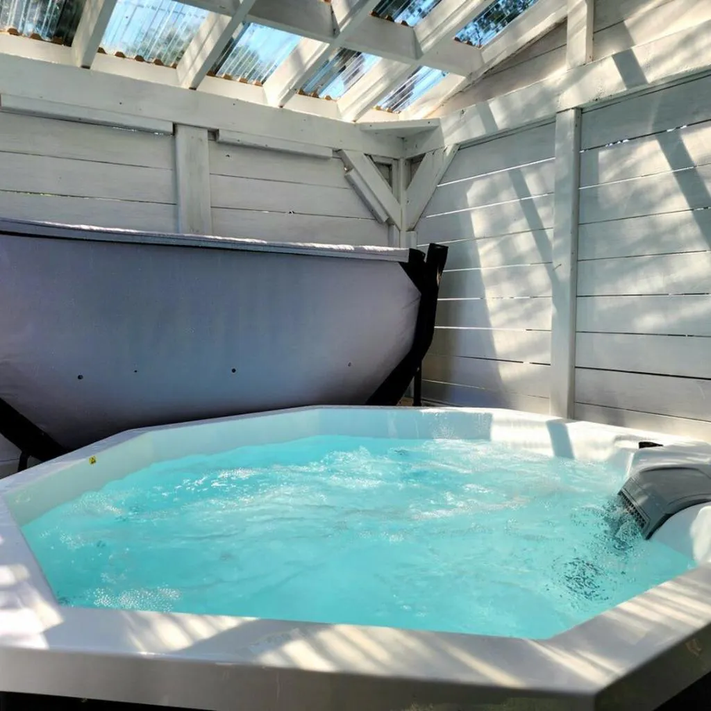 Photograph of Luxury Retreat with Hot Tub - EV Chrger & Parking