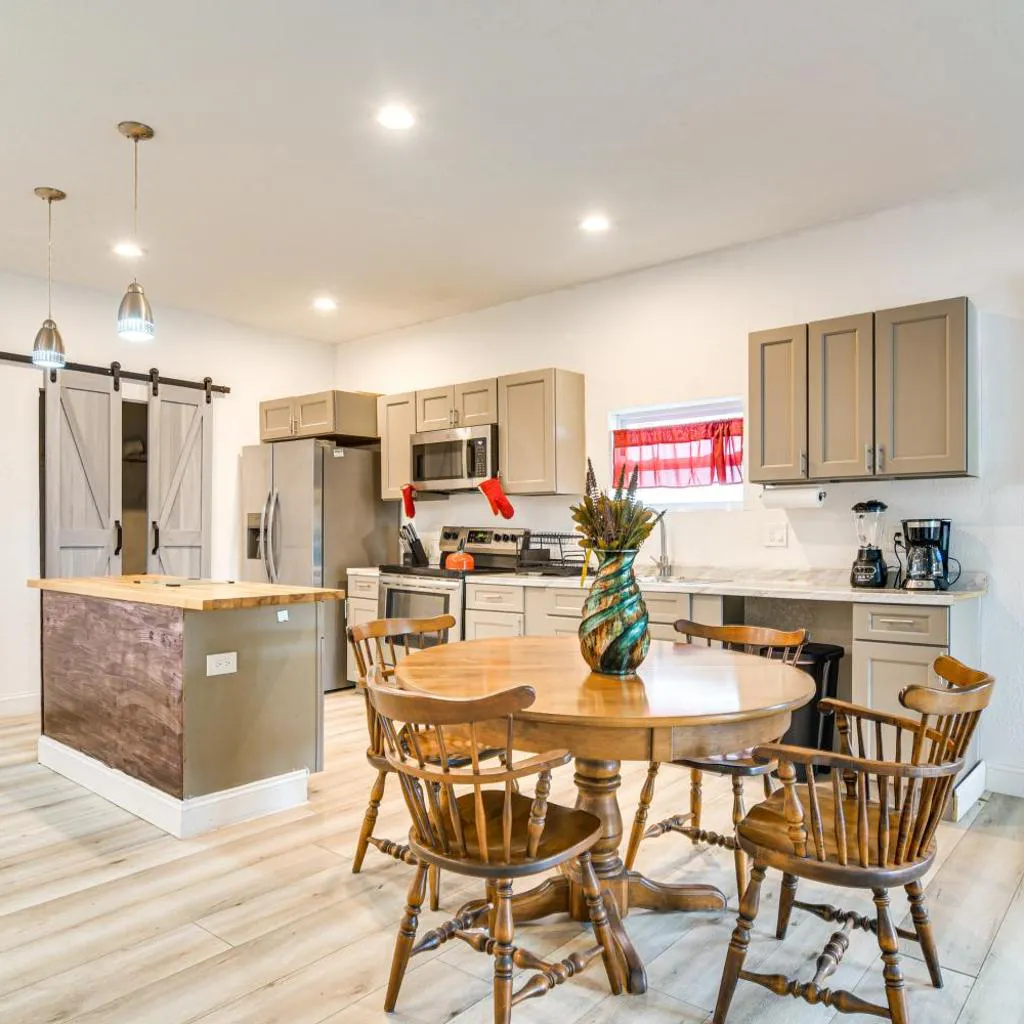 Photograph of 2 Mi to Busch Gardens: Family-Friendly Tampa Home