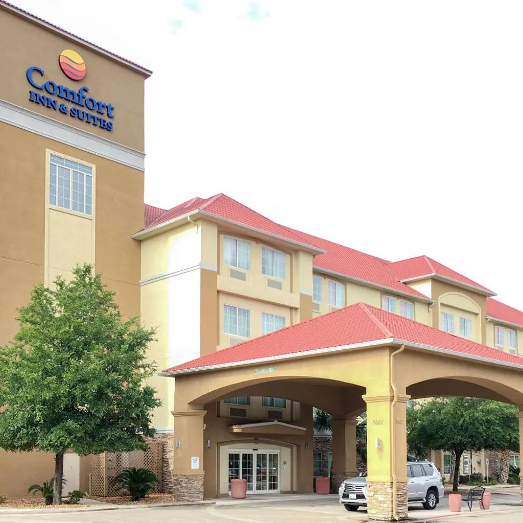 Photograph of Comfort Inn & Suites Near Six Flags & Medical Center