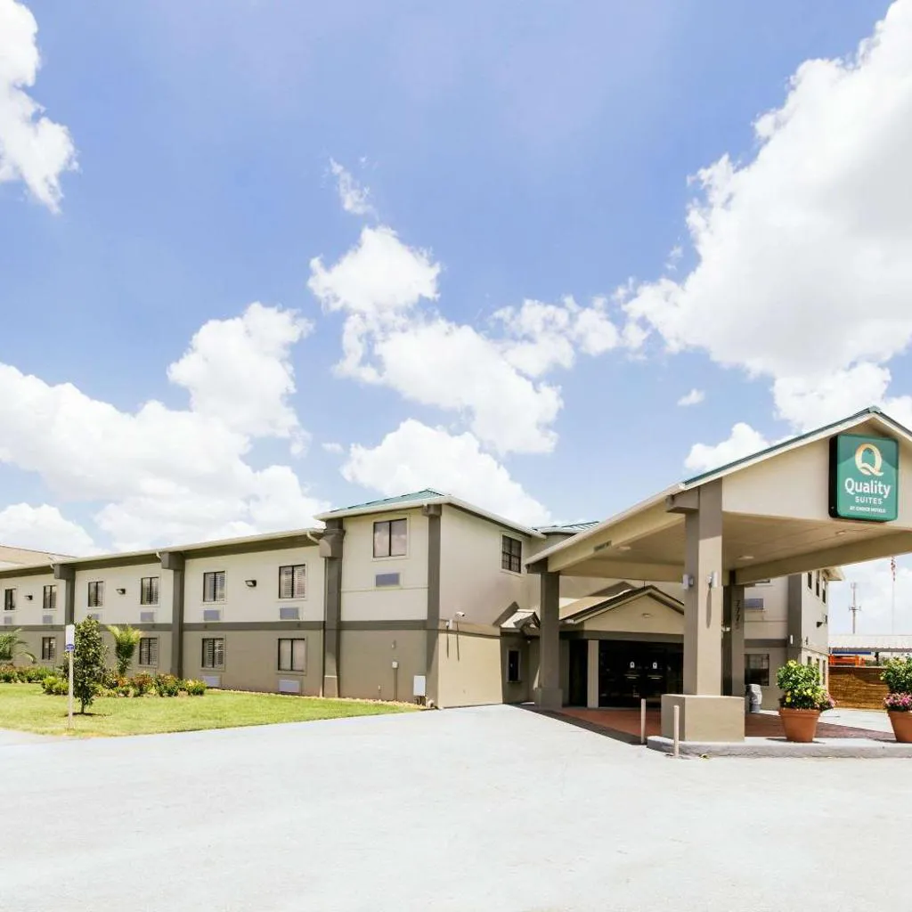 Photograph of Quality Suites Houston Hobby Airport
