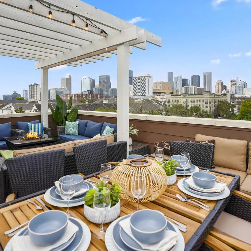 Photograph of Posh Dtwn/Midtown Home w Stunning Roof-Top Terrace