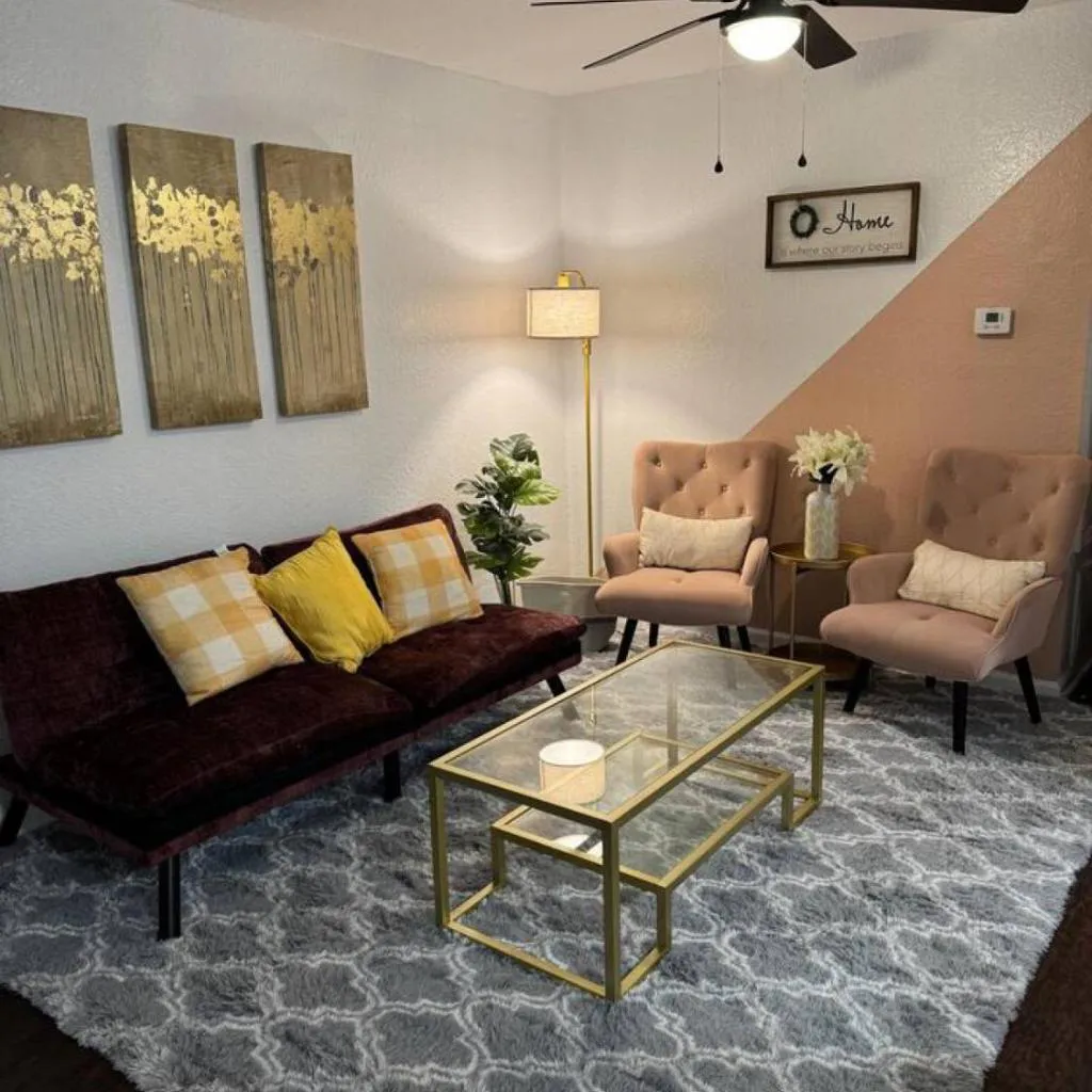 Photograph of Pink 1Bed 5 miles from Downtown Free Parking