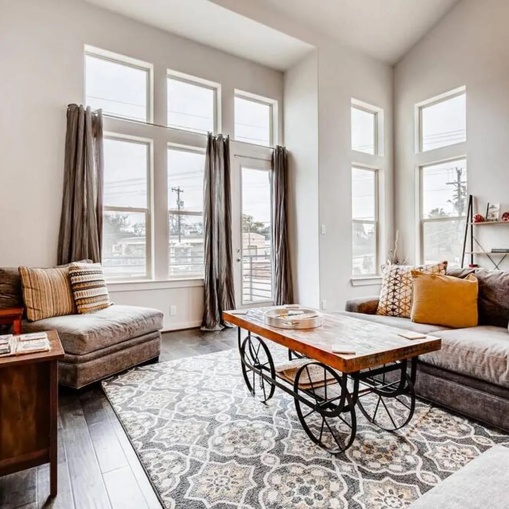 Photograph of Fam Friendly 5 Bed Home Blocks To Pearl/Riverwalk!