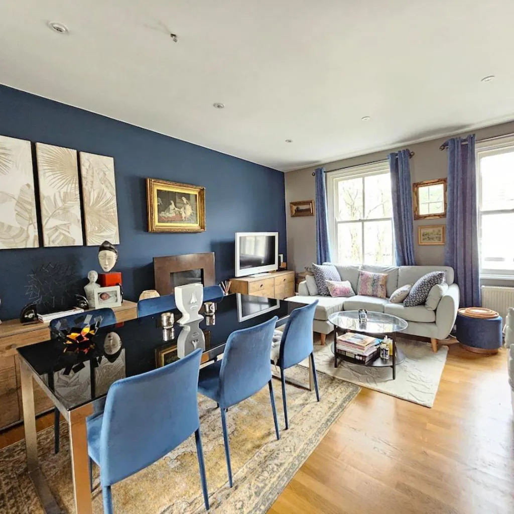 Photograph of Beautiful Victorian in Fulham, 3BRs, 2Bth, Garden, Parking