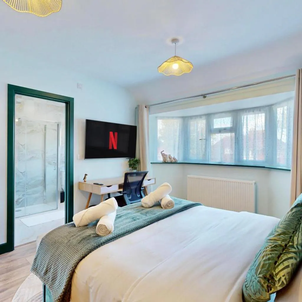Photograph of Modern 5 Bed Home by Wembley Stadium Sleeps 11 and Free Parking