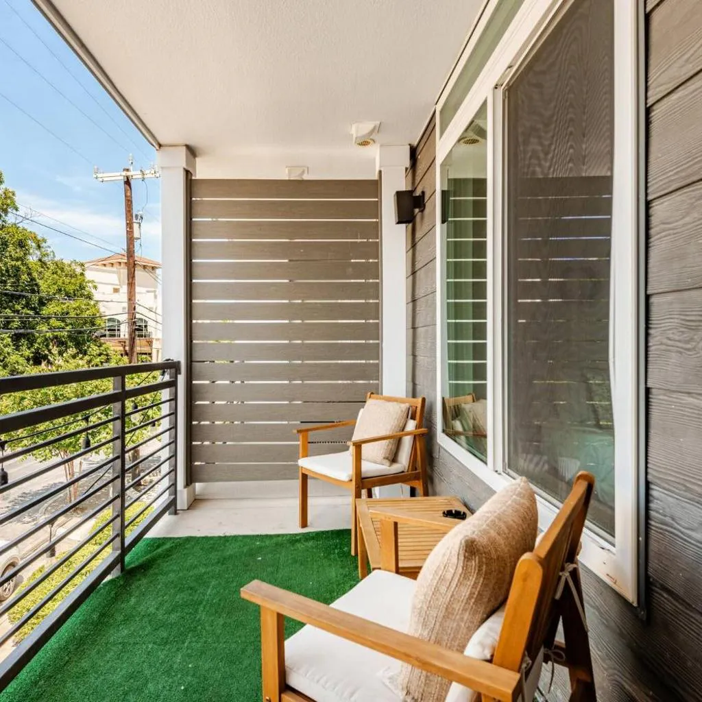 Photograph of Riverwalk Apt Pool, Gym, King Bed Free Parking