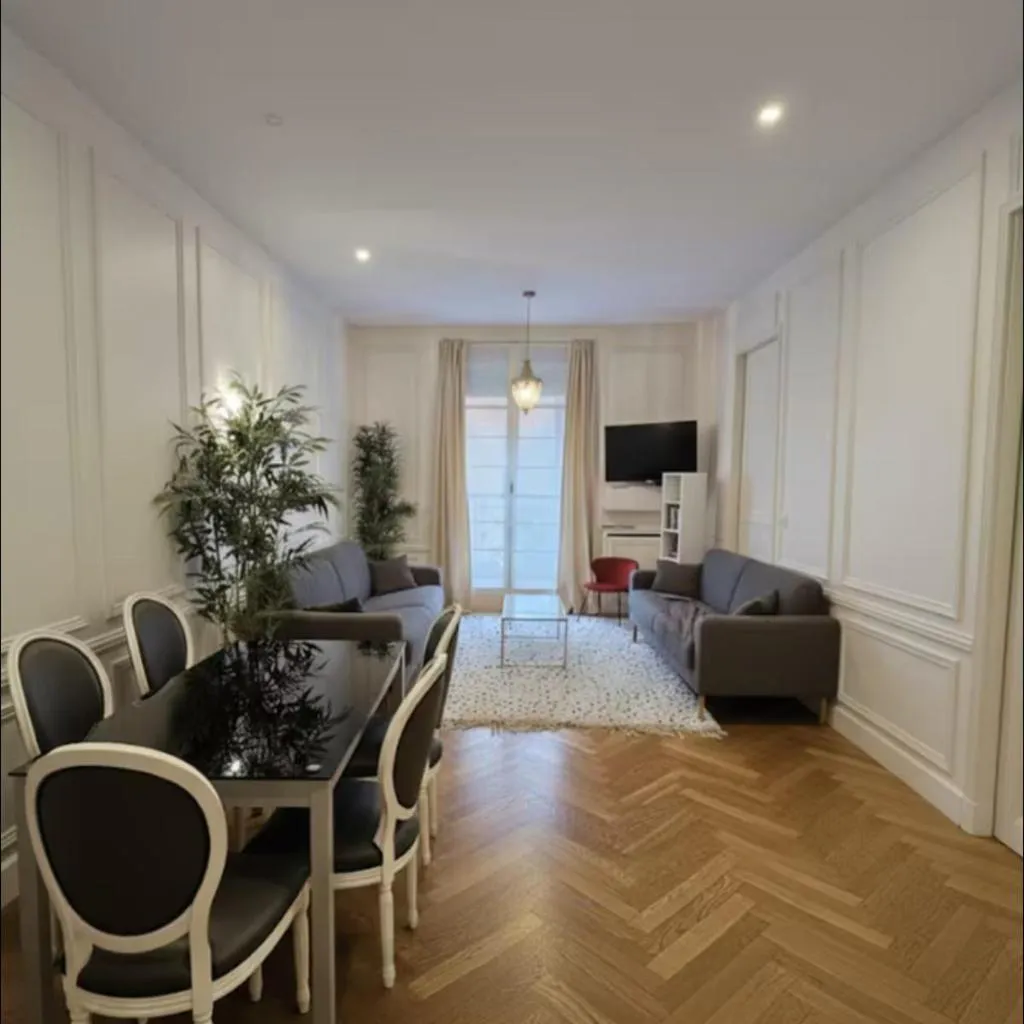 Photograph of Standing Apartment - Champs Élysée