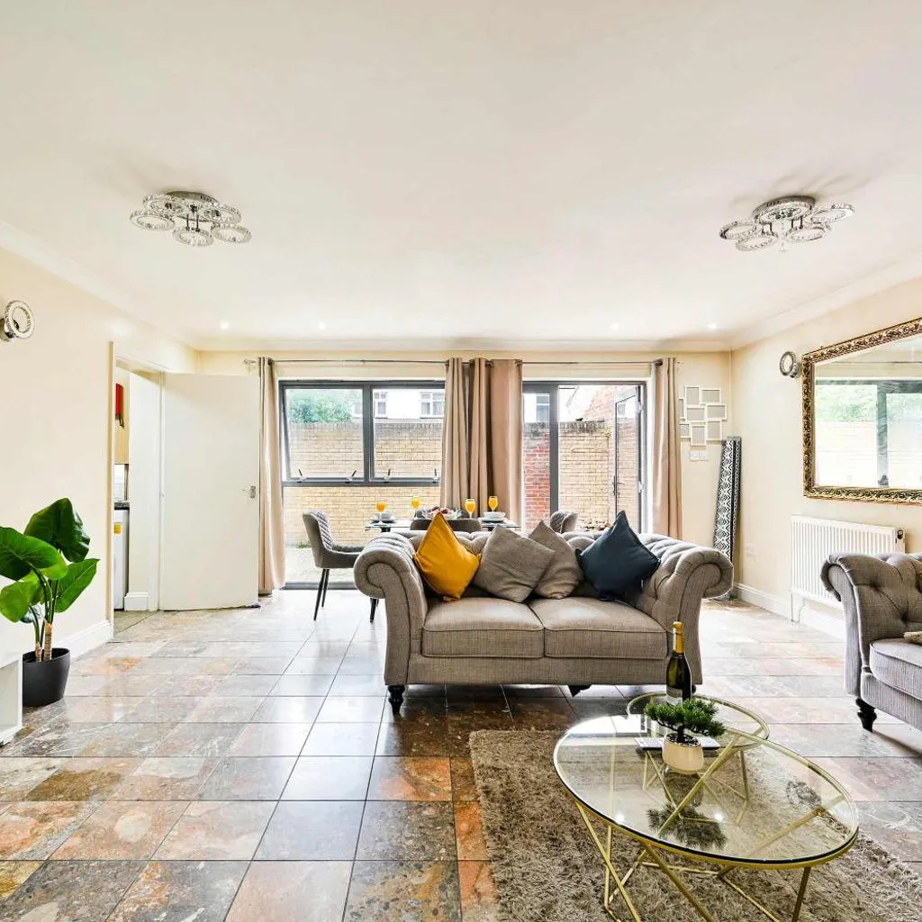 Photograph of Sleeps 5, Westfield Shopping Centre, Free Parking