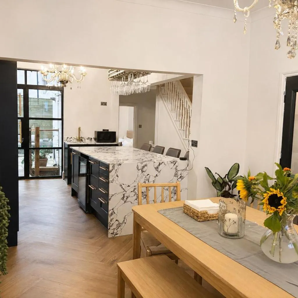 Photograph of Central 4 Bedroom Townhouse with garden - sleeps 10