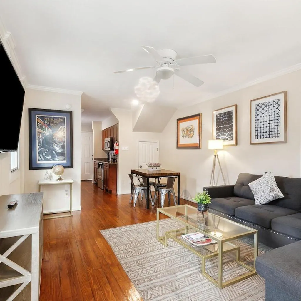 Photograph of Cute 2Bed 1 bath 1half bath, 7 blocks from French Q steps to Jazz venues, free gated parking incl