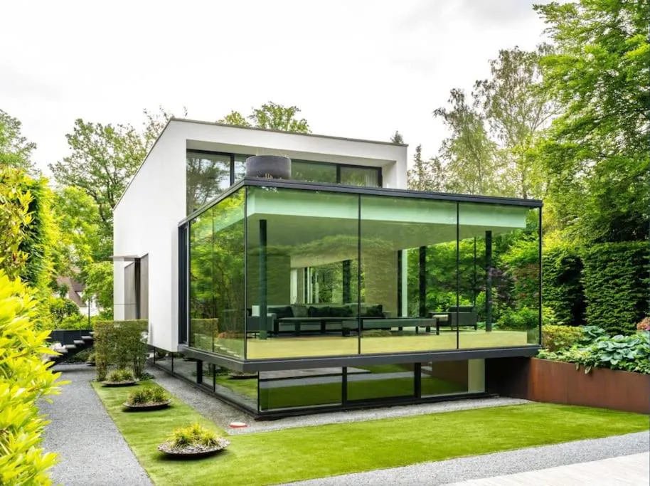 Photograph of Luxurious 1000m2 Villa with Garden and Pool