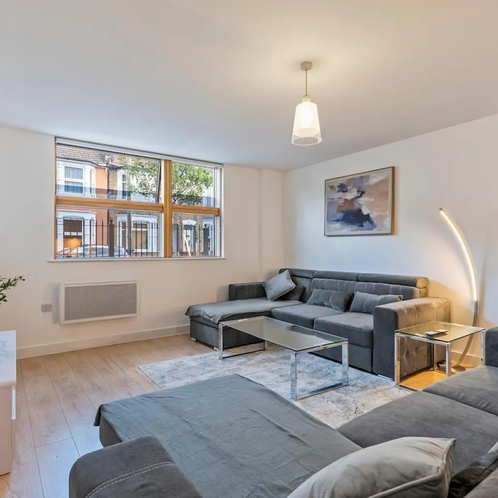 Photograph of 1 bedroom flat with private parking, Sleeps 6