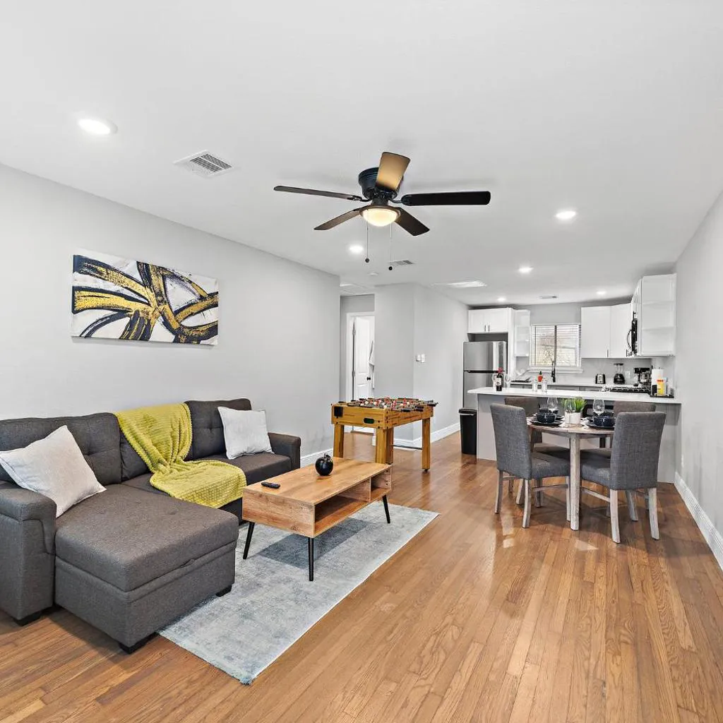 Photograph of Nr Zoo, Med Center Comfy Apt Fire Pit Games BBQ