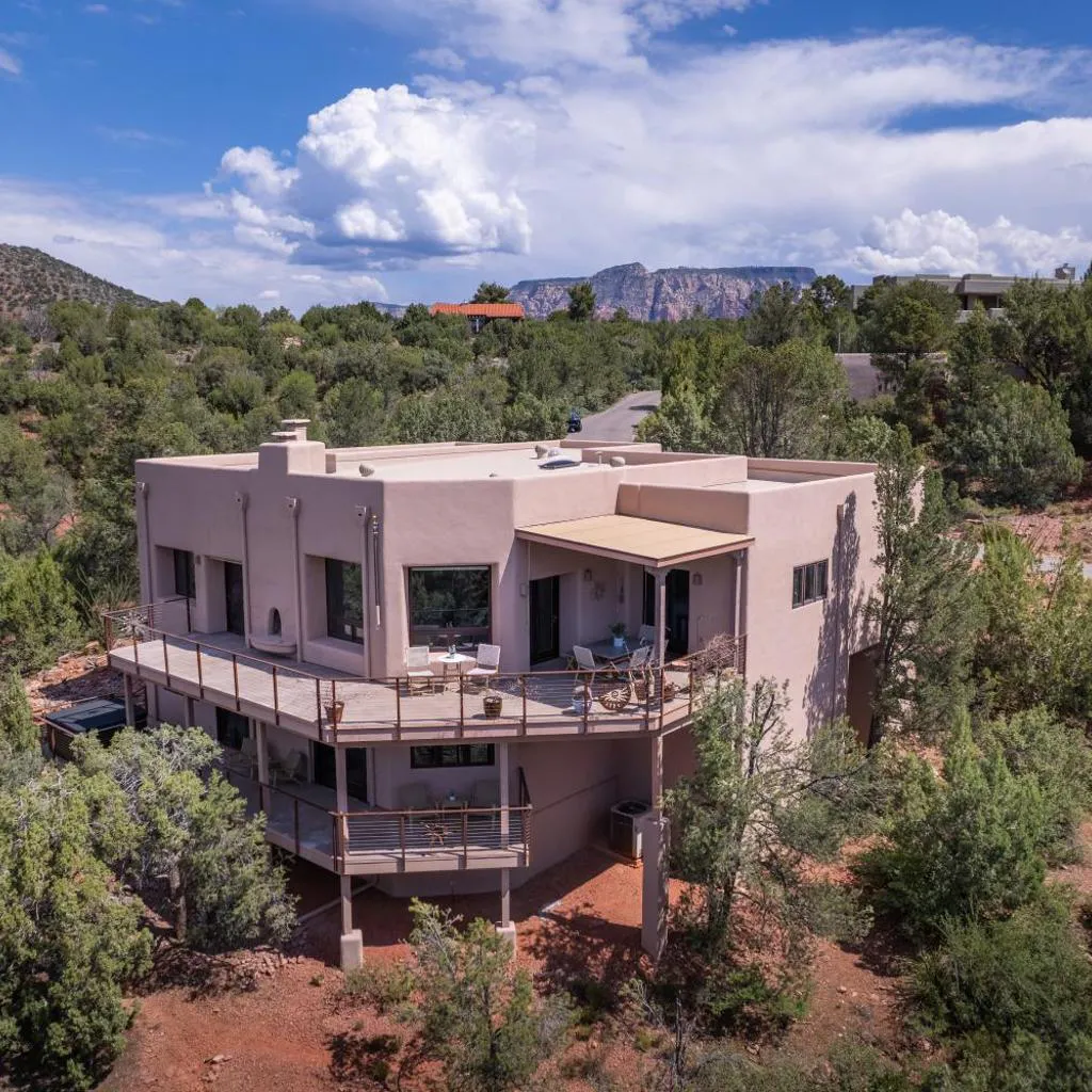 Photograph of Red Rock View, Hot Tub, 3914sqft, Pets