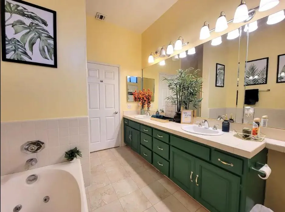 Photograph of Spacious studio with two queen beds near Beverlywood 5 minutes to Rodeo Drive