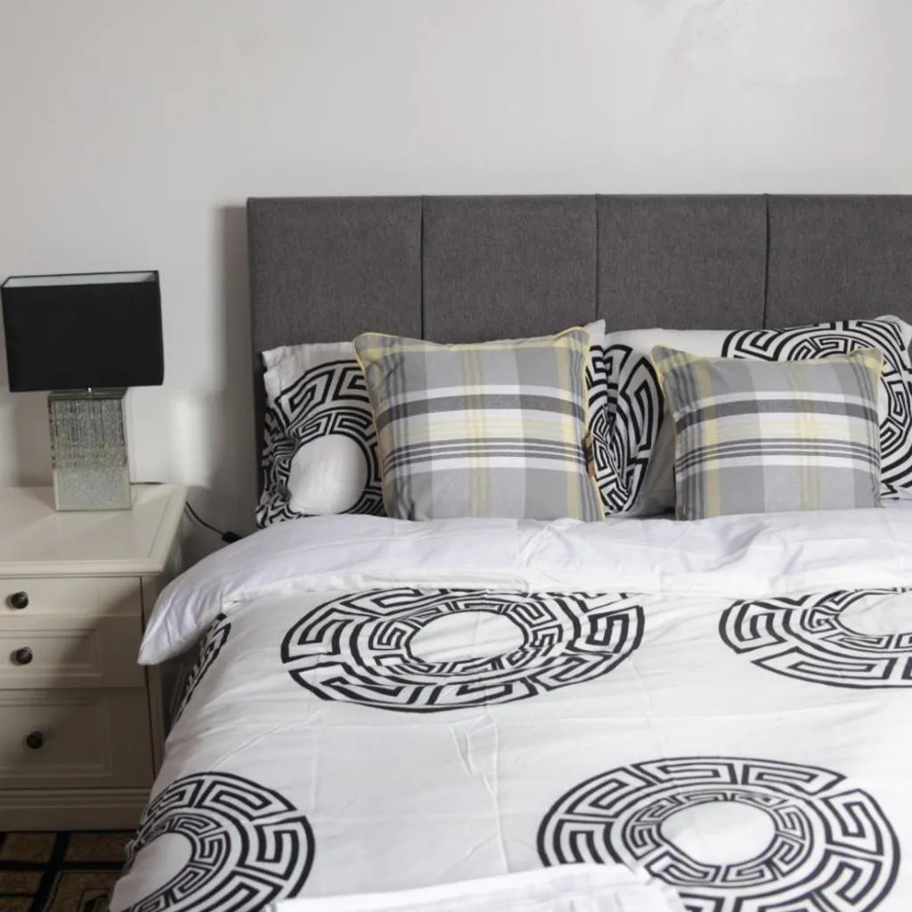 Photograph of 3 Bedroom House Sleeps 9 - Garden - Pets Welcome