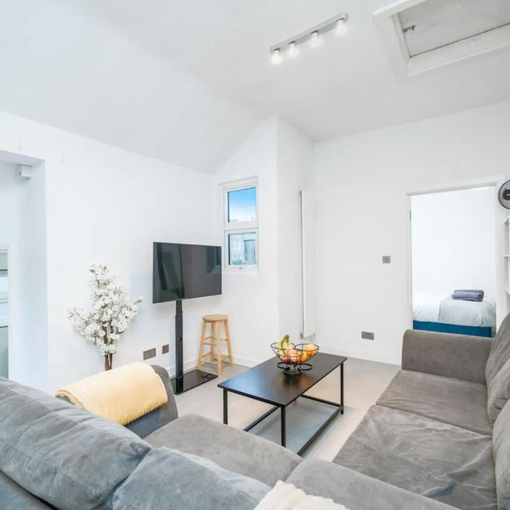 Photograph of New 3BED Stylish Apartment with Amazing Transport