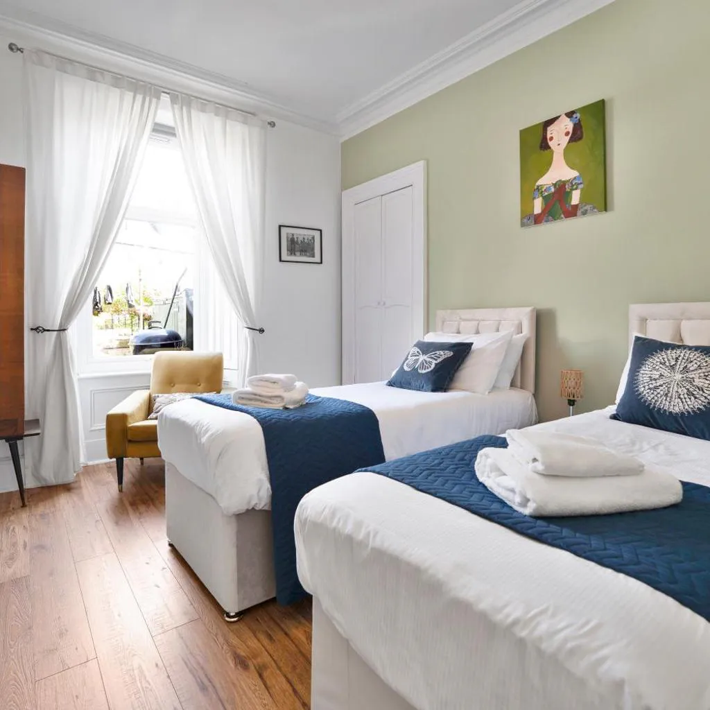Photograph of Cozy with Character Vibrant Cottage Style Flat at Leith Links Park
