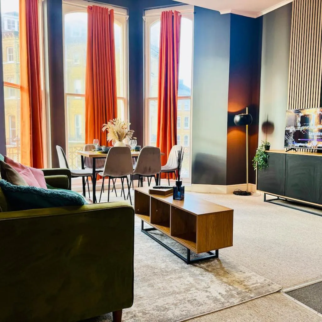 Photograph of Beautiful 3 Bedroom Apartment Next to Hove Beach with Free Parking for 1 Car Best for Family and Business Trip
