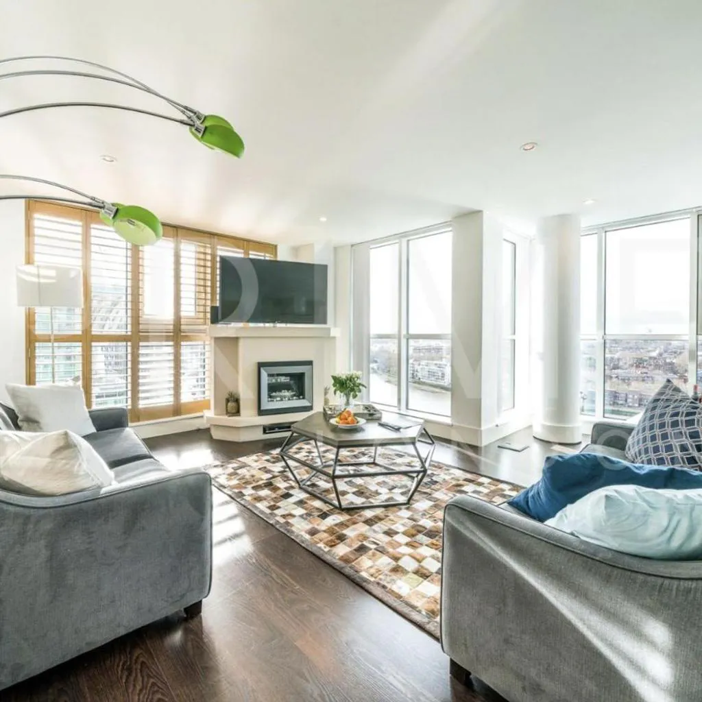 Photograph of High Deluxe 2Bed plus Living Room for 8 people with London eye view 1 min from the station