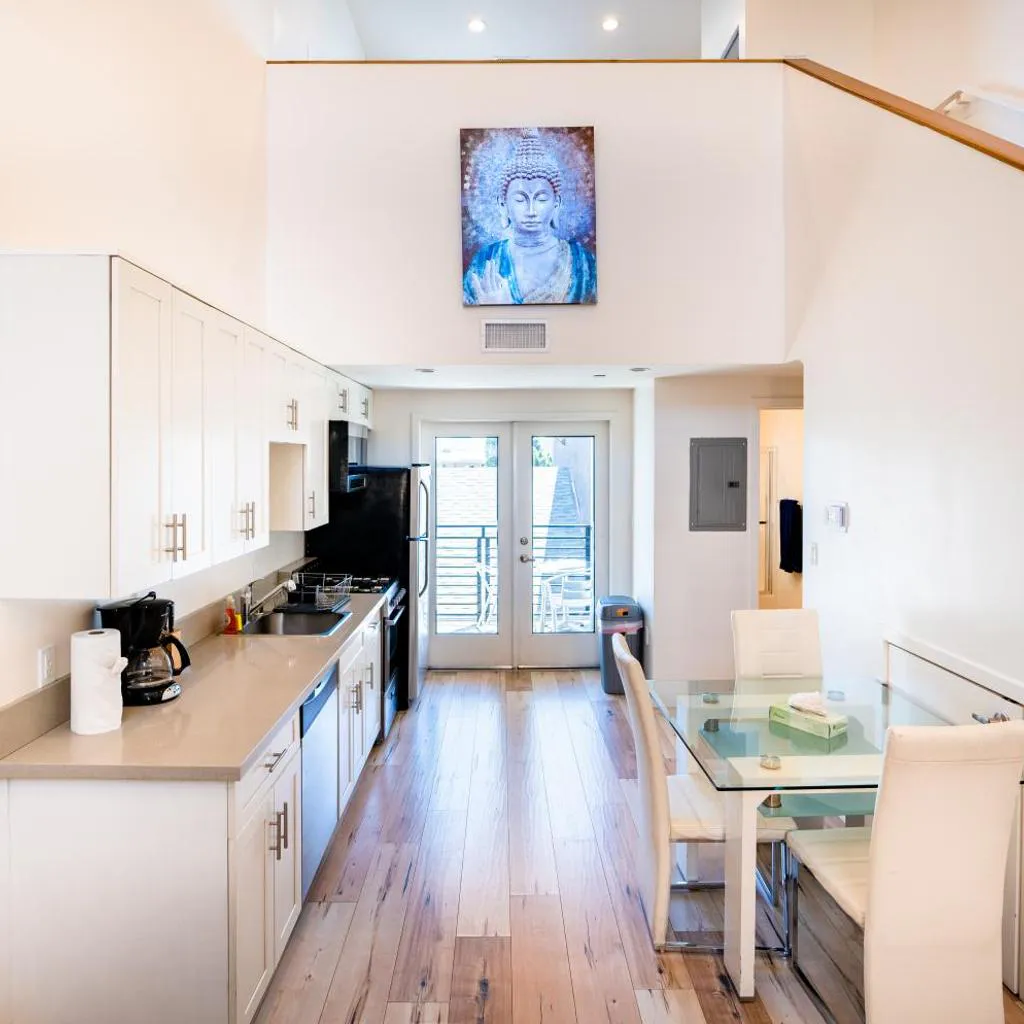Photograph of Modern One Bedroom Loft With Dining Area & Parking