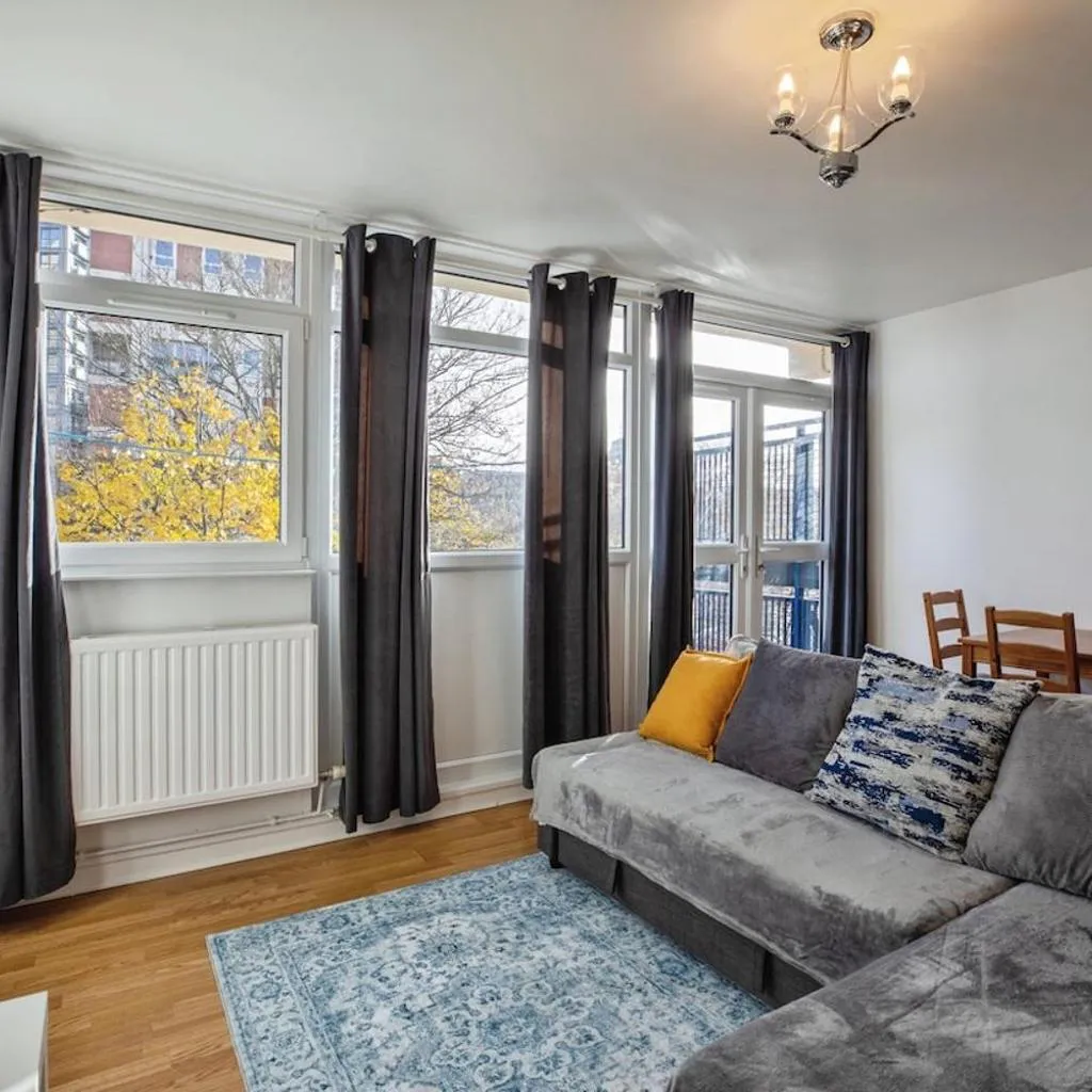 Photograph of Spacious 3-Bed with Balcony, 4 Minute Walk to Canada Water, Sleeps 6
