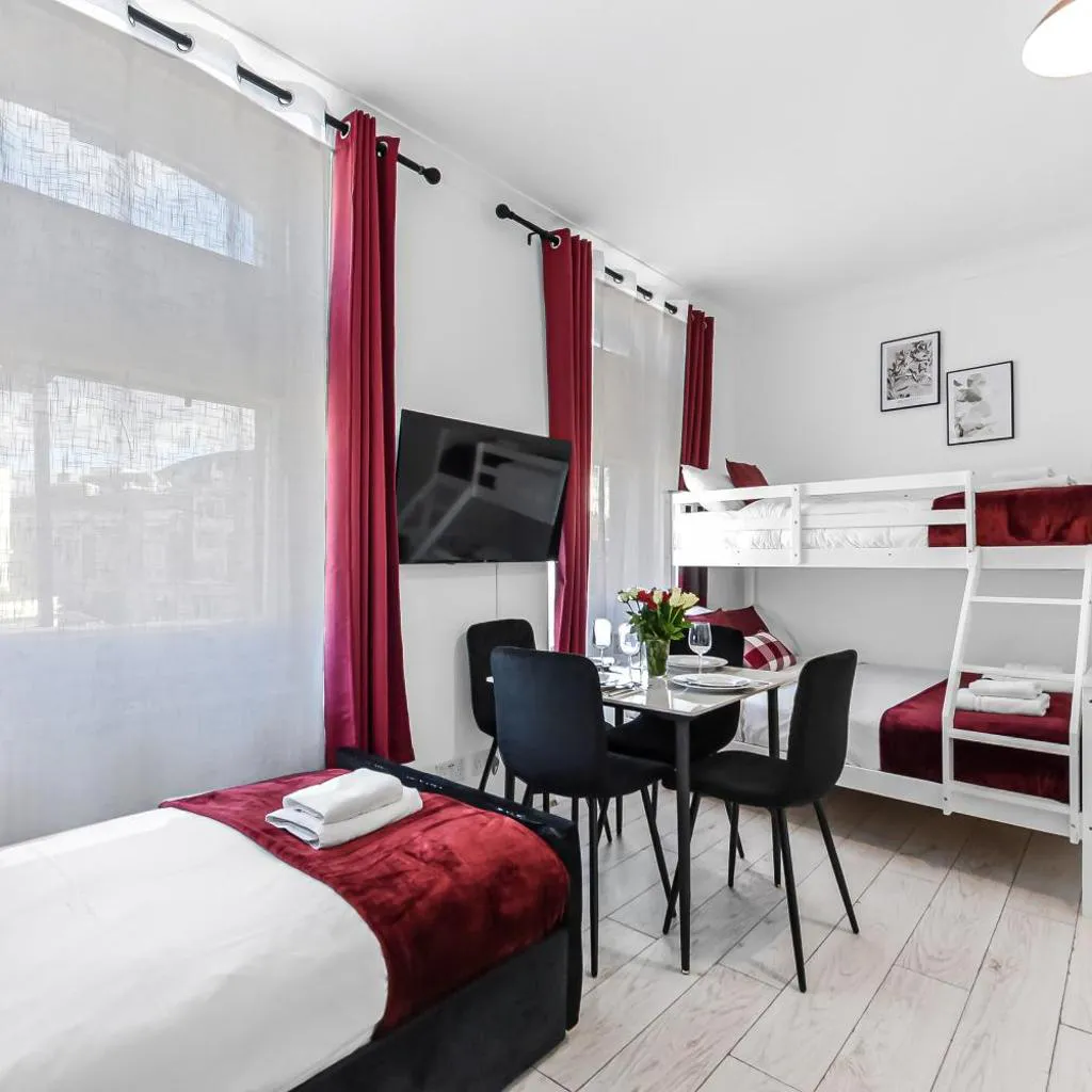 Photograph of The Classic London Stay 4 mins Kings Cross 6 mins London Central
