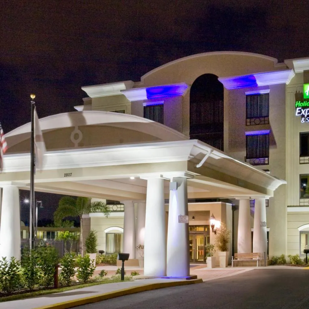 Photograph of Holiday Inn Express Hotel & Suites Tampa-USF-Busch Gardens by IHG