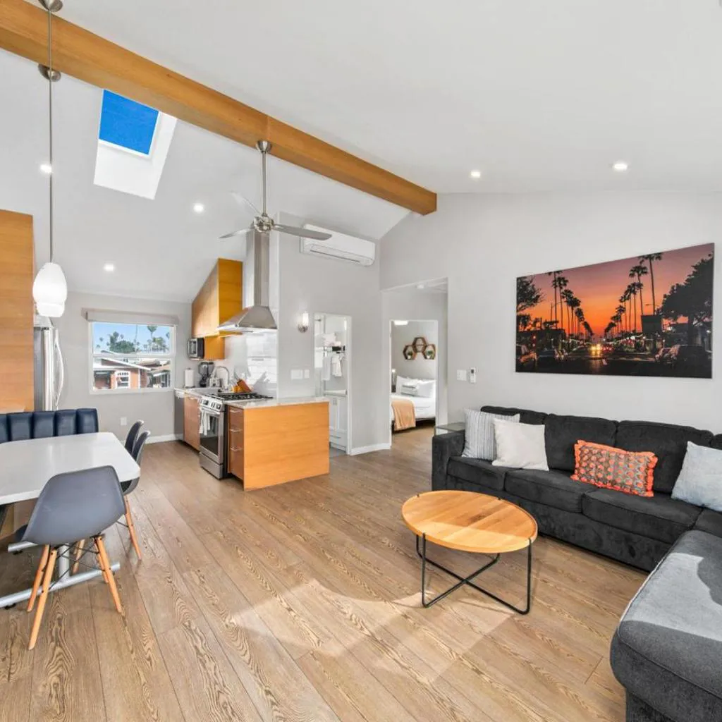 Photograph of Modern Luxury 2BR Apt in Heart of Ocean Beach