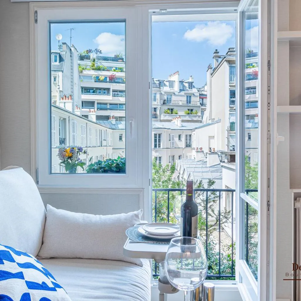 Photograph of Montparnasse Central Studio with AC 11 to 14m2 in a prime location