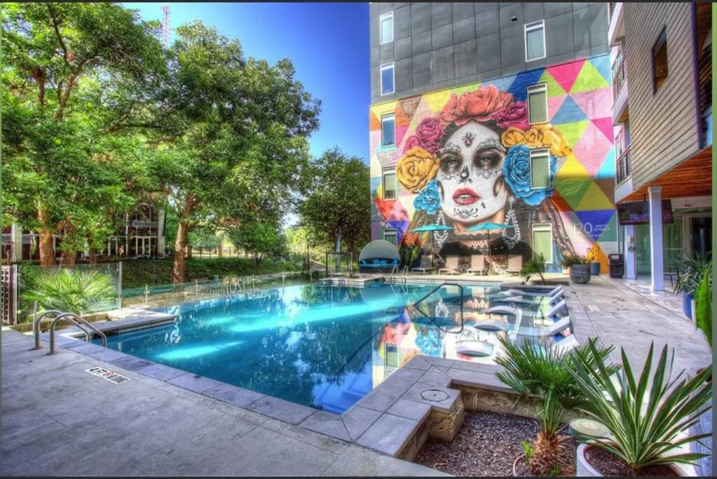 Photograph of Beautiful RiverWalk Apt with Full Amenities, King Bed & Free Parking
