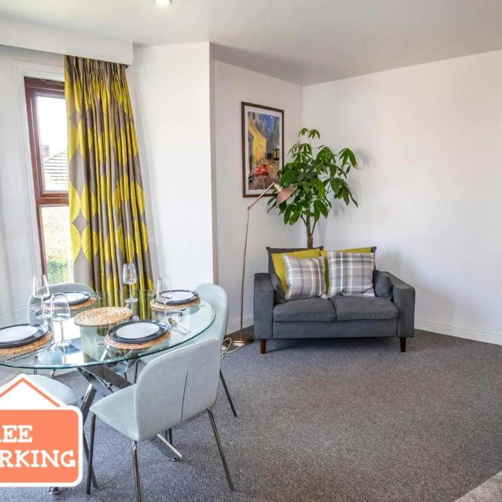 Photograph of 2 Bed Didsbury Flat Sleeps 6 Free Parking