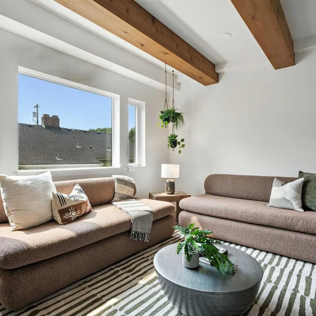 Photograph of The Adelynn - 5BR Modern Luxury - Central Spot