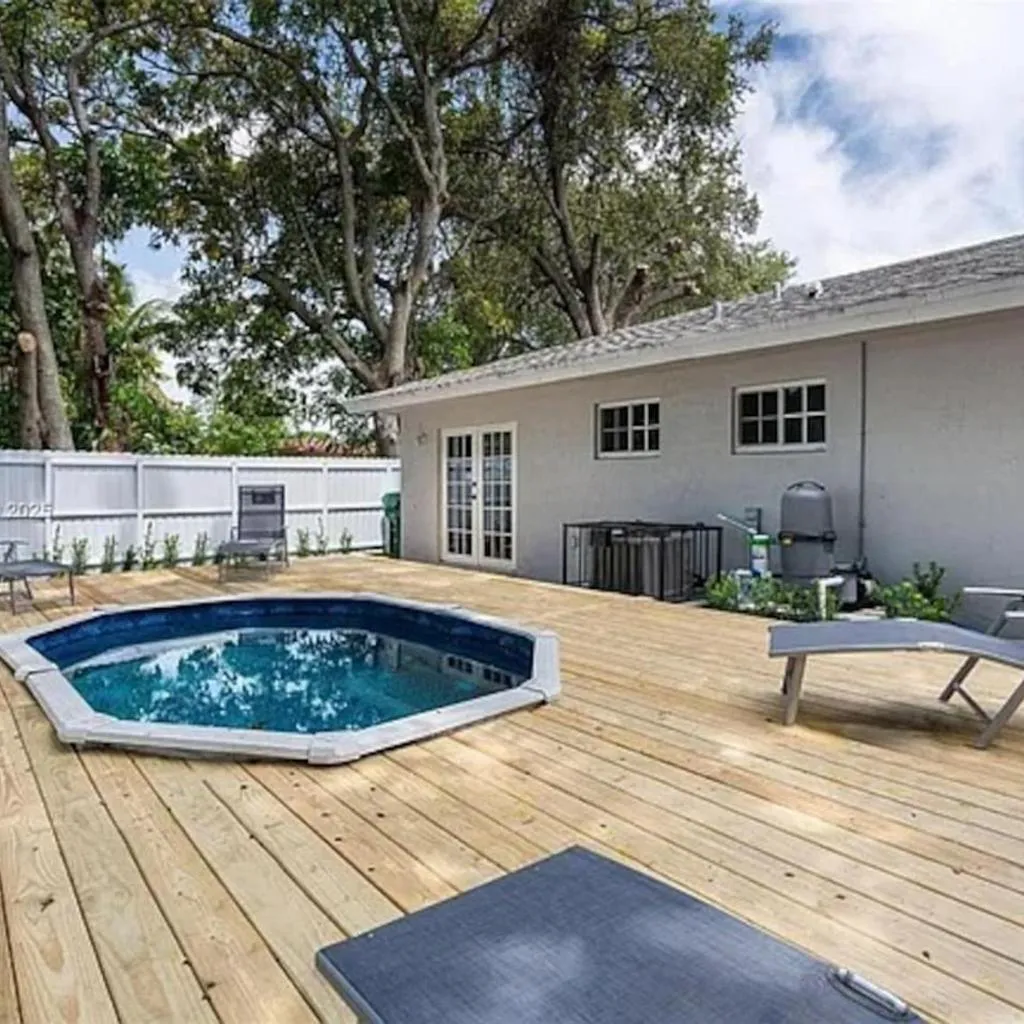 Photograph of Large 4 bedroom Midtown Great Area