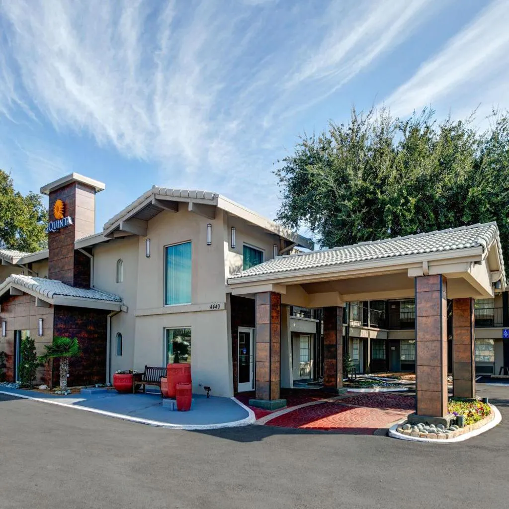 Photograph of La Quinta Inn by Wyndham Dallas Uptown