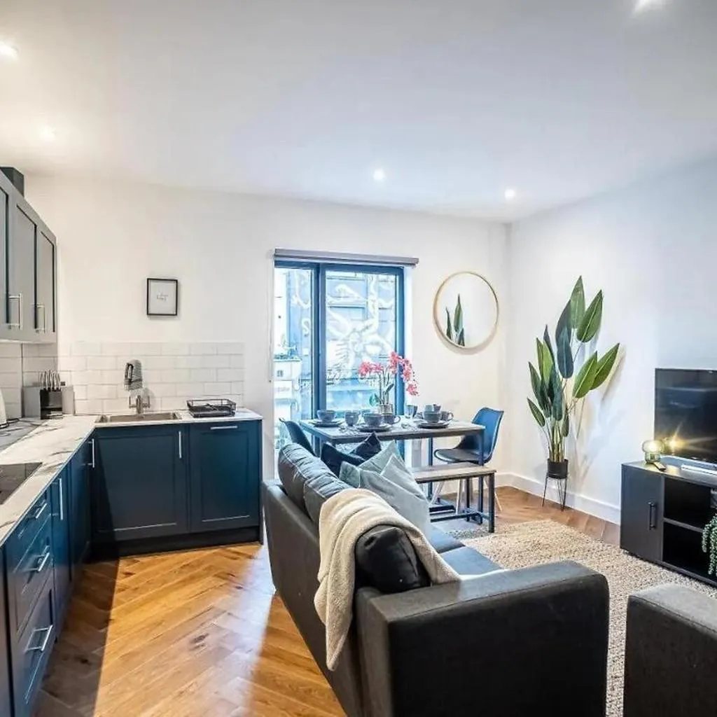 Photograph of Charming 2 Bedroom Flat I Next To Brighton Station
