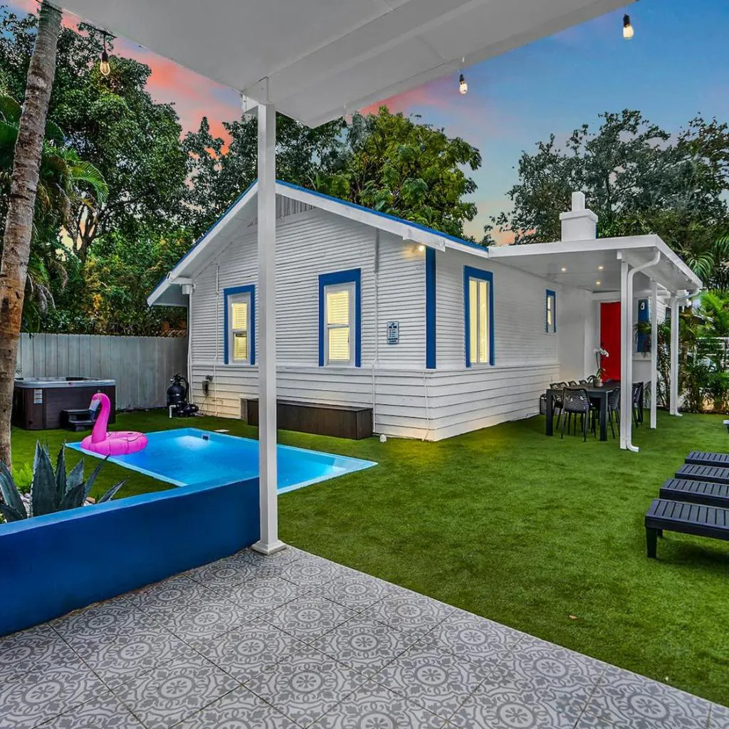 Photograph of Bungalow House 6 BR Pool Little Havana