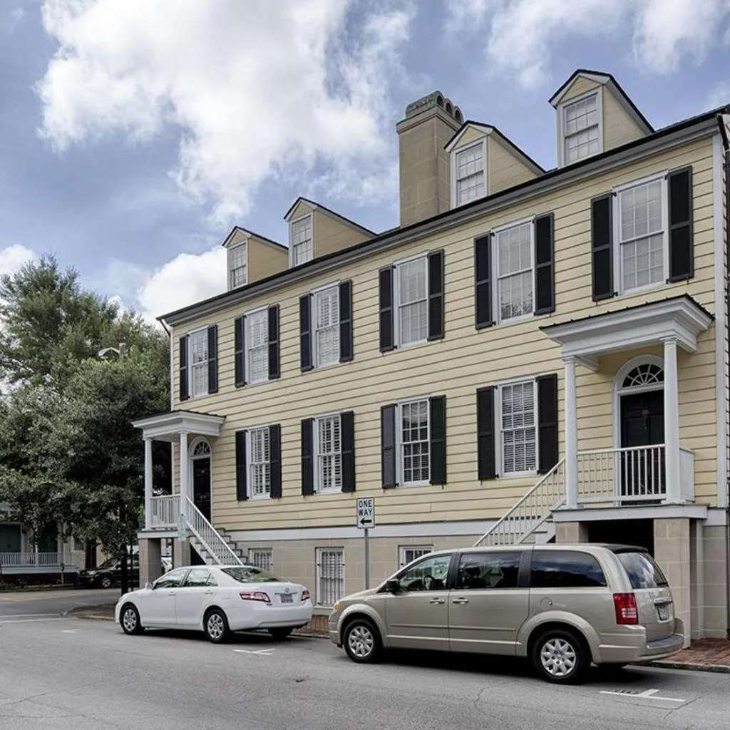 Photograph of 321 E Congress Garden