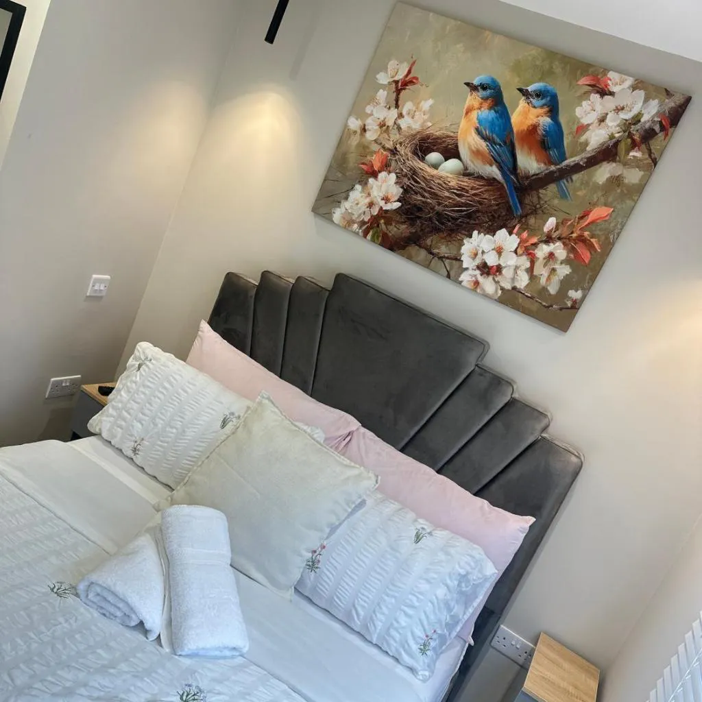 Photograph of Modern Serene Apartments Near O2 & Central London with Free On-Site Parking and Baby Cot