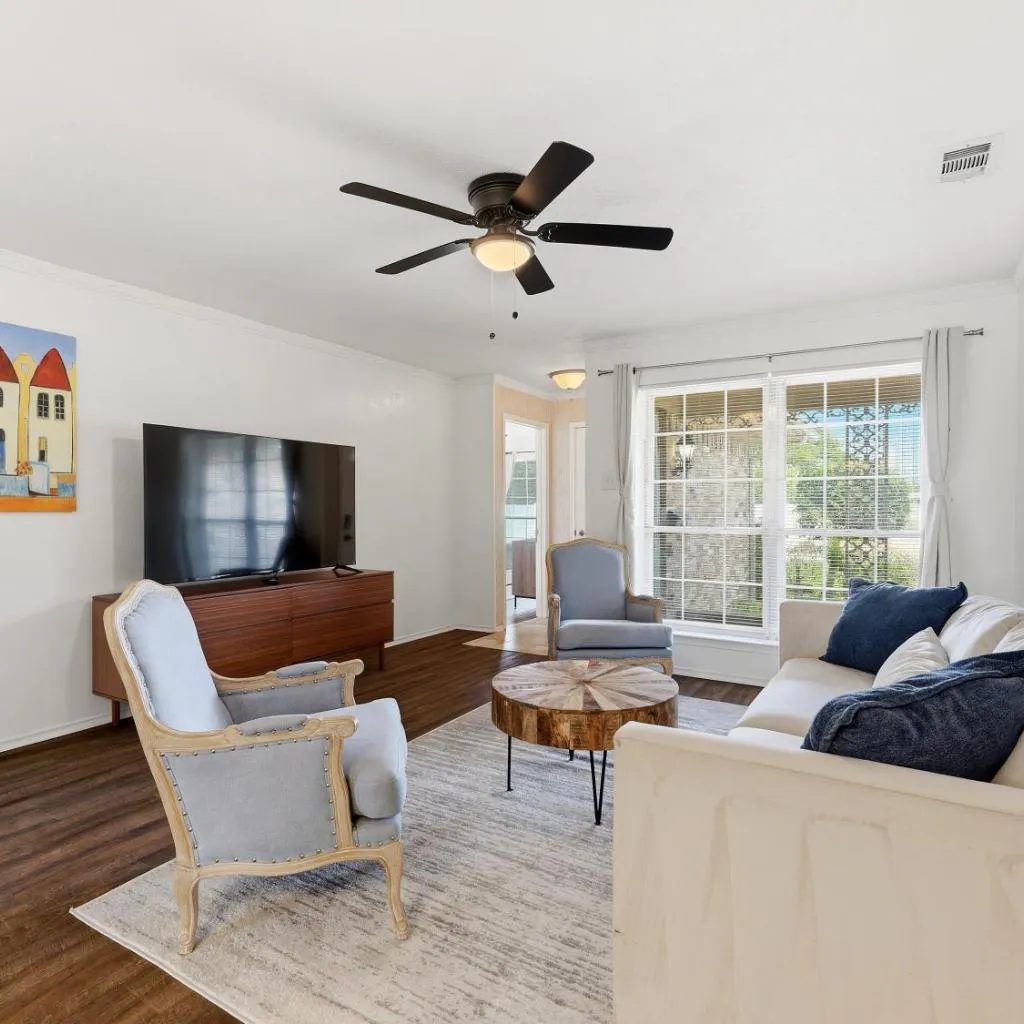 Photograph of Large 2 Bed Lower Greenville Getaway Right Side