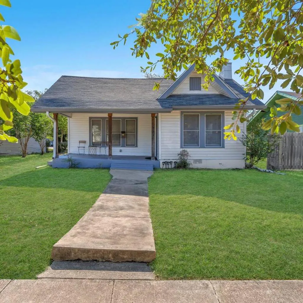 Photograph of The Farmhouse - Family Friendly Downtown Cottage