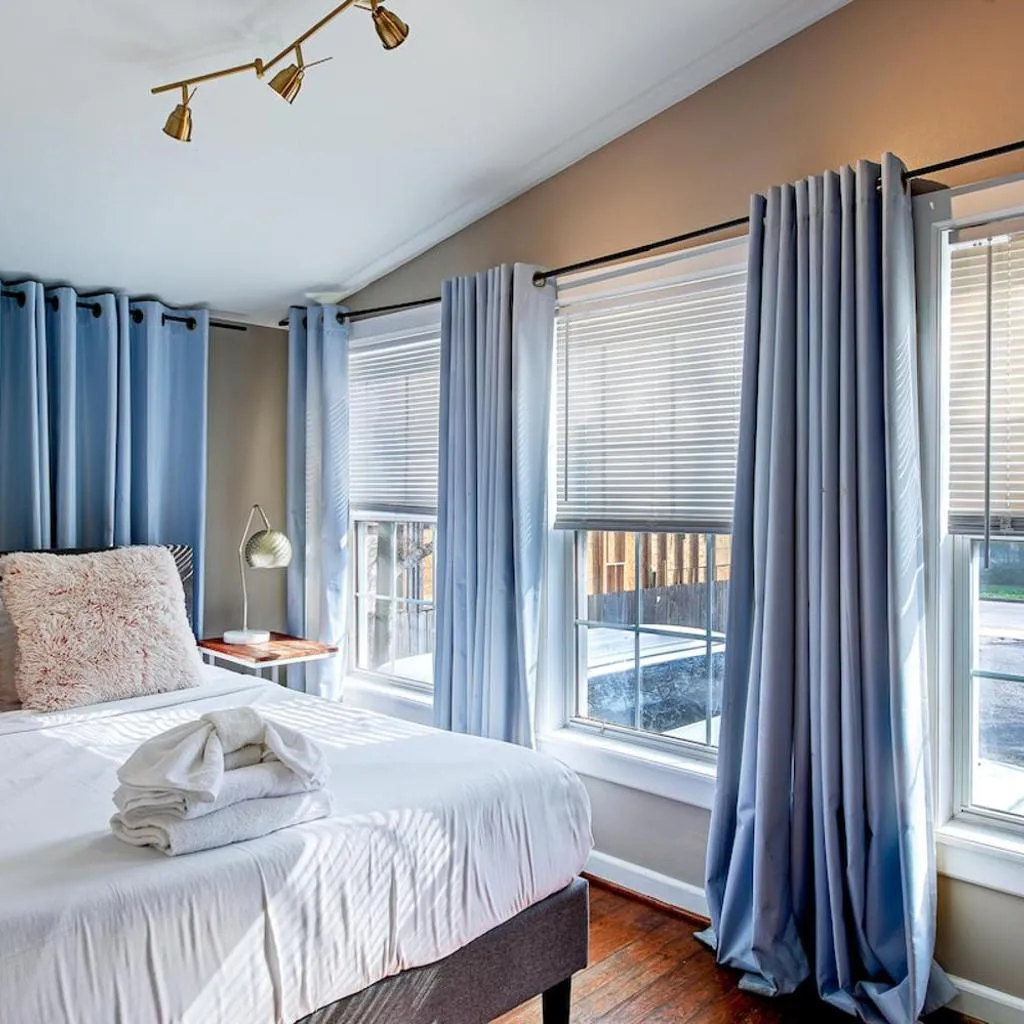 Photograph of 3BR Montrose Vantage Point, Shops & Eats Nearby