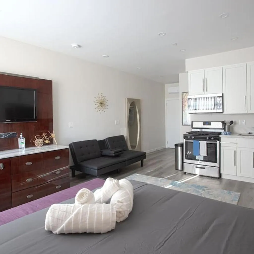 Photograph of Luxurious Furnished Studio w Full Kitchen in SD
