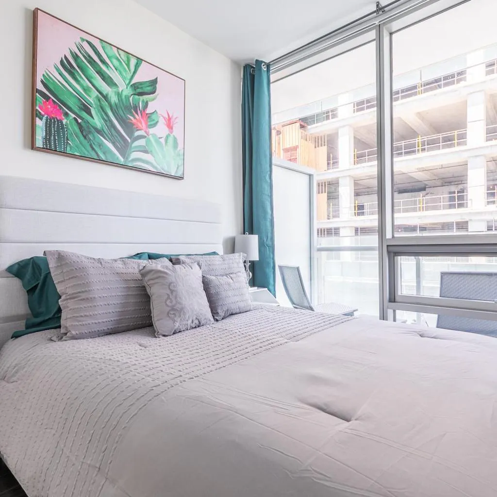 Photograph of Green Modern 1 Bedroom 40Fl Condo with Balcony in Downtown