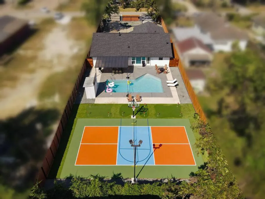 Photograph of Pickleball Paradise Retreat - 4 Bedrooms, 2,5 Baths - Houston Downtown, Houston Heights - Pickleball and Basketball Court, Pool, miniGolf, Karaoke, Fire Pit, BBQ, Billiards, Ping Pong, Hockey, King Bed