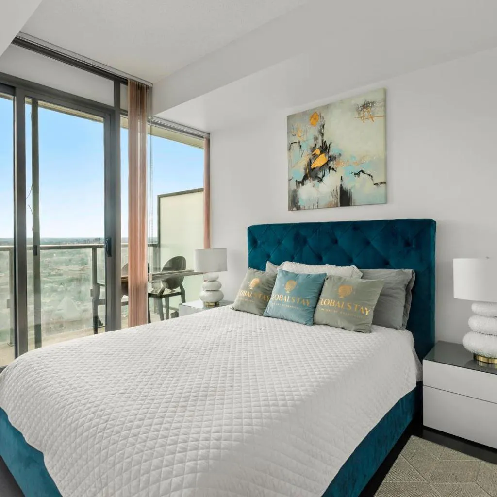 Photograph of 2 Bedroom & Den Condo Lake Ontario View Downtown Toronto