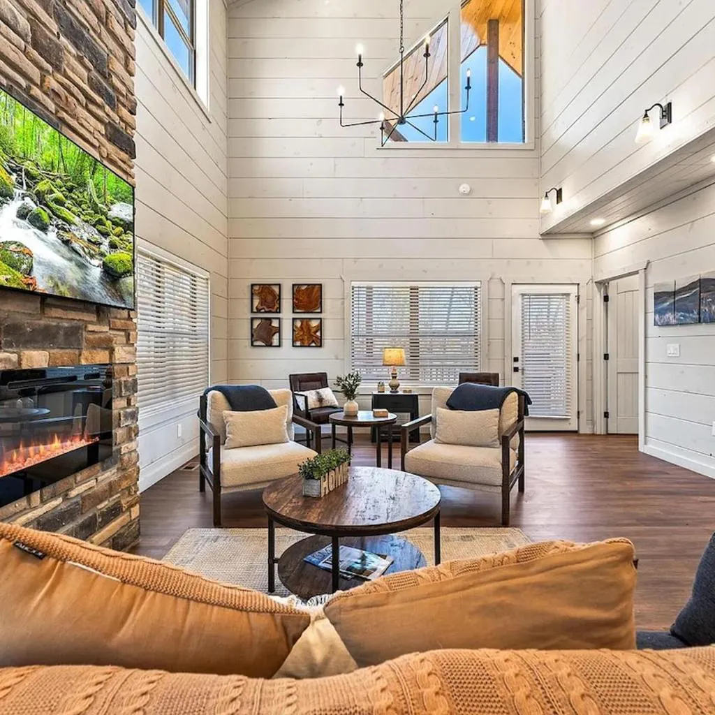 Photograph of Mountain Hush, Private Splash, Sleeps 12, Near Town