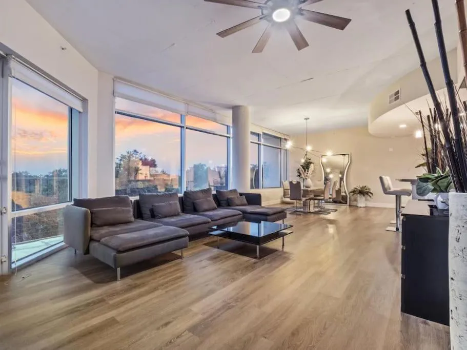 Photograph of 4Bedroom/ 2bath 2100sq ft Thorton Park Master Suite