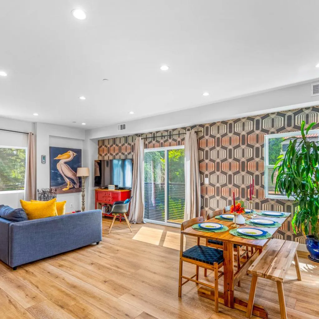 Photograph of Stylish Sherman Oaks Townhouse 3bed + 3.5bath All Master Suites