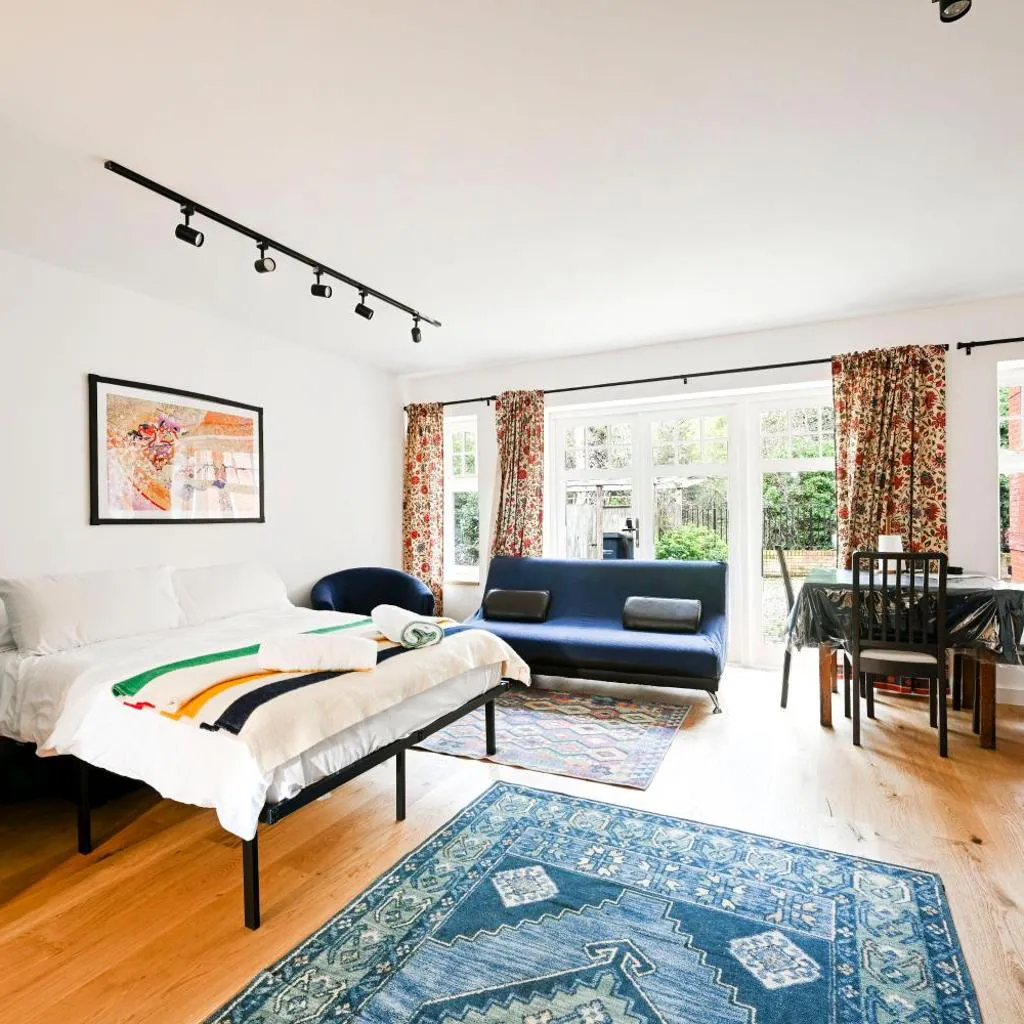 Photograph of Cosy and Spacious Studio in Richmond London